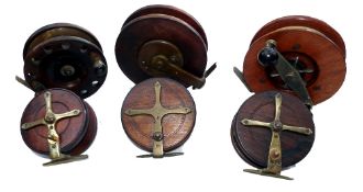 REELS: (6) Collection of wood and brass large Nottingham pattern vintage reels, a 7" unnamed