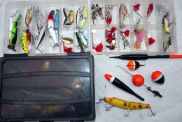 ACCESSORIES: Collection of modern plastic pike plugs, incl. Creek Chub Pikie and similar model
