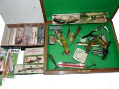 ACCESSORIES: A collection of vintage lures, Pflueger wood palomino jointed Pikie in box, glass eyes,