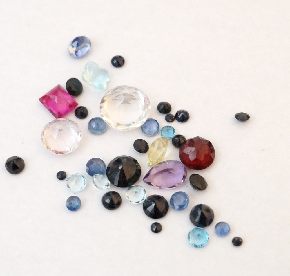 SMALL LOT OF LOOSE GEMSTONES