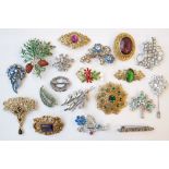 GOOD SELECTION OF VINTAGE COSTUME BROOCH