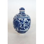 19th CENTURY CHINESE BLUE AND WHITE SNUF