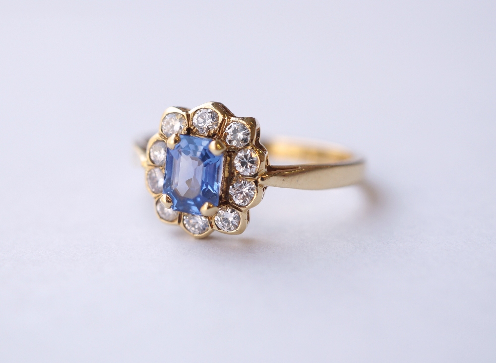 PRETTY SAPPHIRE AND DIAMOND CLUSTER RING