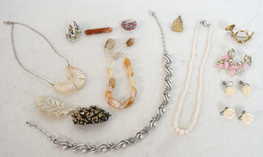 SELECTION OF VINTAGE COSTUME JEWELLERY