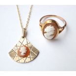 CAMEO SET NINE CARAT GOLD PENDANT
the setting of fan shape with linear decoration,