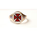 KNIGHTS TEMPLAR NINE CARAT GOLD MASONIC RING
with a central oval enamel plaque flanked by the