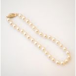 CULTURED PEARL BRACELET
with nine carat gold clasp,