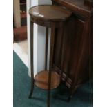 AN EDWARDIAN MAHOGANY JARDINIERE STAND o