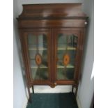 AN EDWARDIAN MAHOGANY AND SATINWOOD INLA