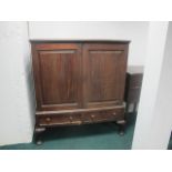 A GEORGIAN MAHOGANY LINEN CUPBOARD the r