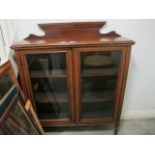 AN EDWARDIAN MAHOGANY AND SATINWOOD CROSS BANDED CHINA DISPLAY CABINET the rectangular top with