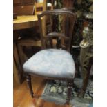 A PAIR OF EDWARDIAN MAHOGANY SIDE CHAIRS each with a moulded top rail and splat above an