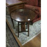 AN EDWARDIAN MAHOGANY AND SATINWOOD INLAID OCCASIONAL TABLE the circular moulded top raised on
