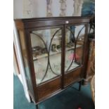 AN EDWARDIAN MAHOGANY CHINA DISPLAY CABINET the dentil moulded cornice above a pair of glazed doors