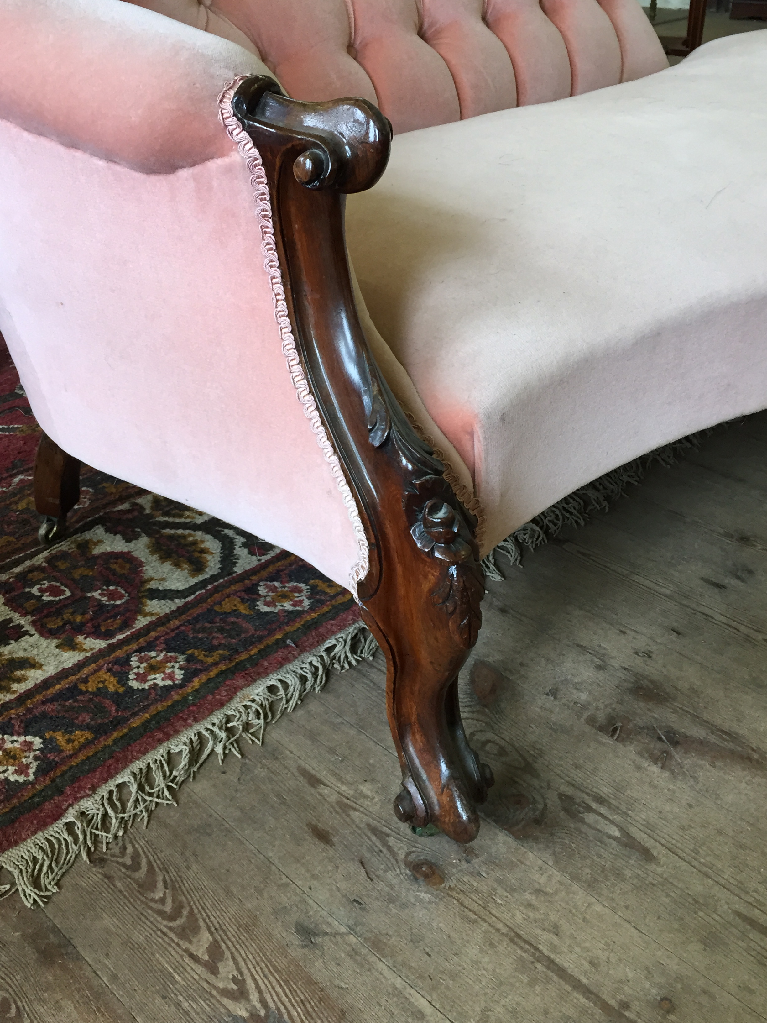A Victorian chaise longue with puce upholstered button back, stylised flower head and acanthus - Image 7 of 9