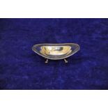 An Edward VII silver bon bon dish of oval form with pierced border and crest to the central field,