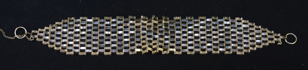 A 9ct gold gate bracelet, lacking clasp, 18.6 grams