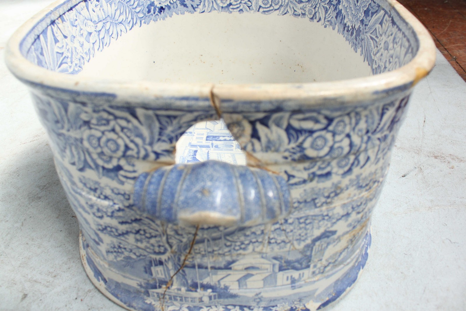 A large Victorian blue and white foot bath, cracked. 50 cm wide. - Image 2 of 2