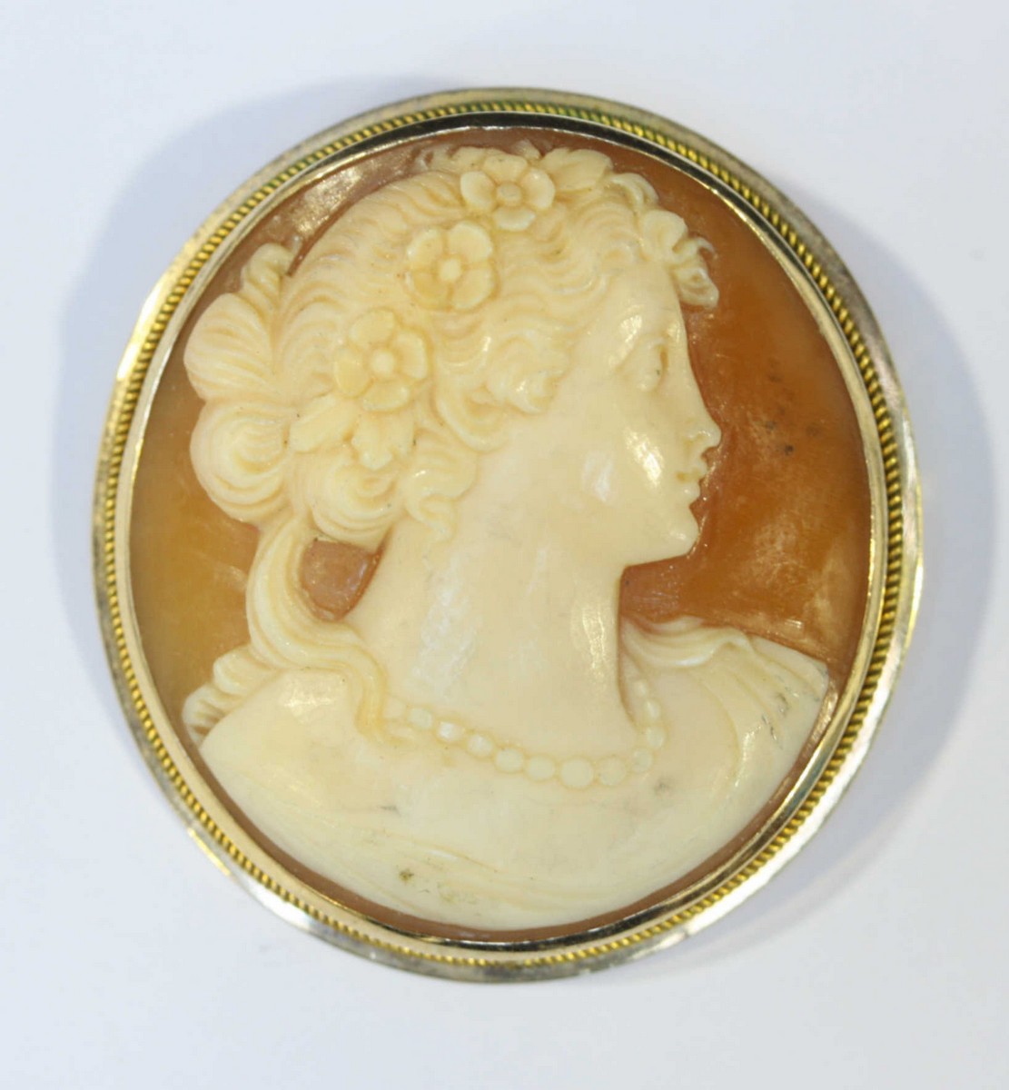 A round cameo brooch framed in 15ct gold.