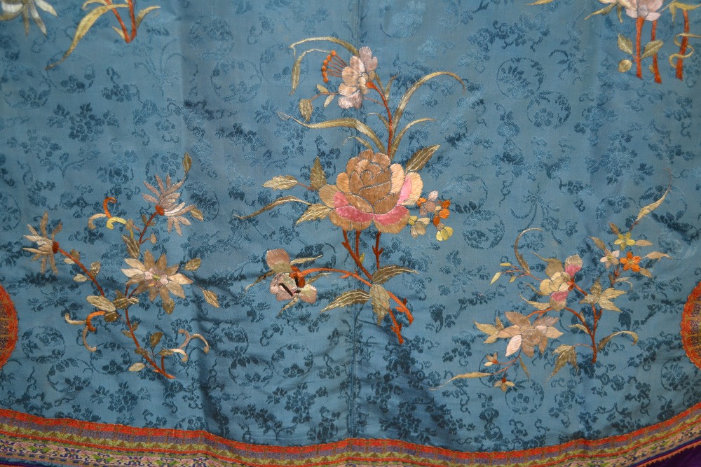 Attractive Chinese woman’s informal robe (ch’i-fu) pale blue silk damask embroidered in coloured - Image 10 of 12