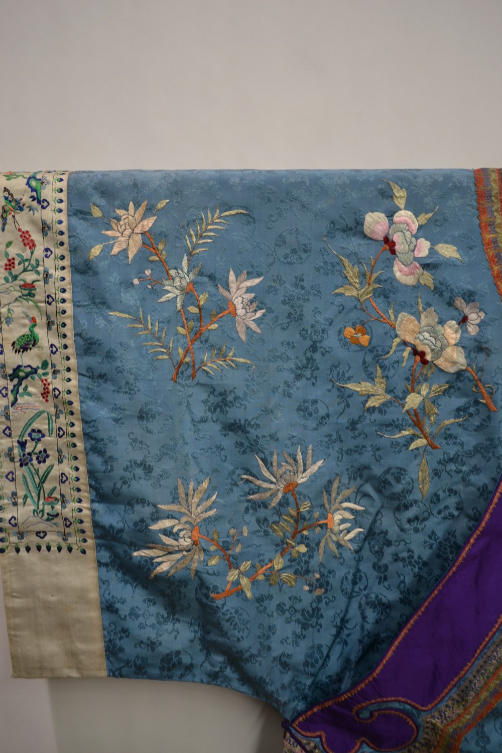 Attractive Chinese woman’s informal robe (ch’i-fu) pale blue silk damask embroidered in coloured - Image 6 of 12