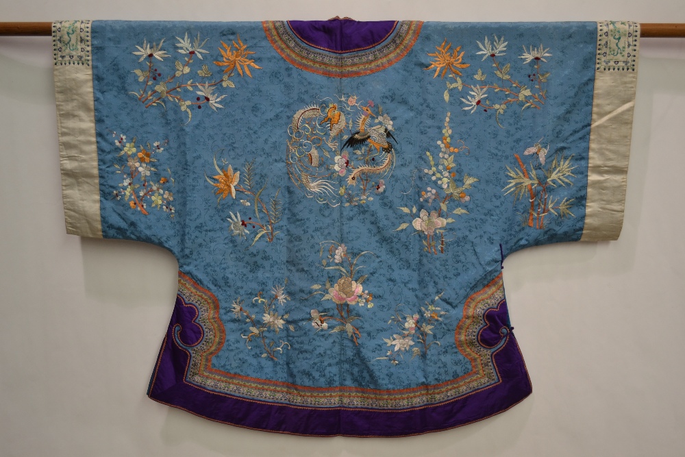 Attractive Chinese woman’s informal robe (ch’i-fu) pale blue silk damask embroidered in coloured - Image 8 of 12
