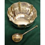 An Edwardian silver panelled bowl, with a reeded rim. Makers Barnard Bros, London 1907. Together