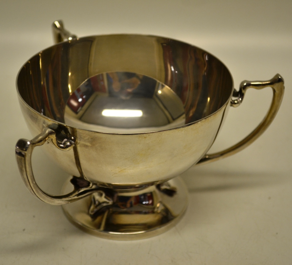 An Edwardian silver tyg shape bowl with three bracket handles, on a spreading foot. Maker Ernest