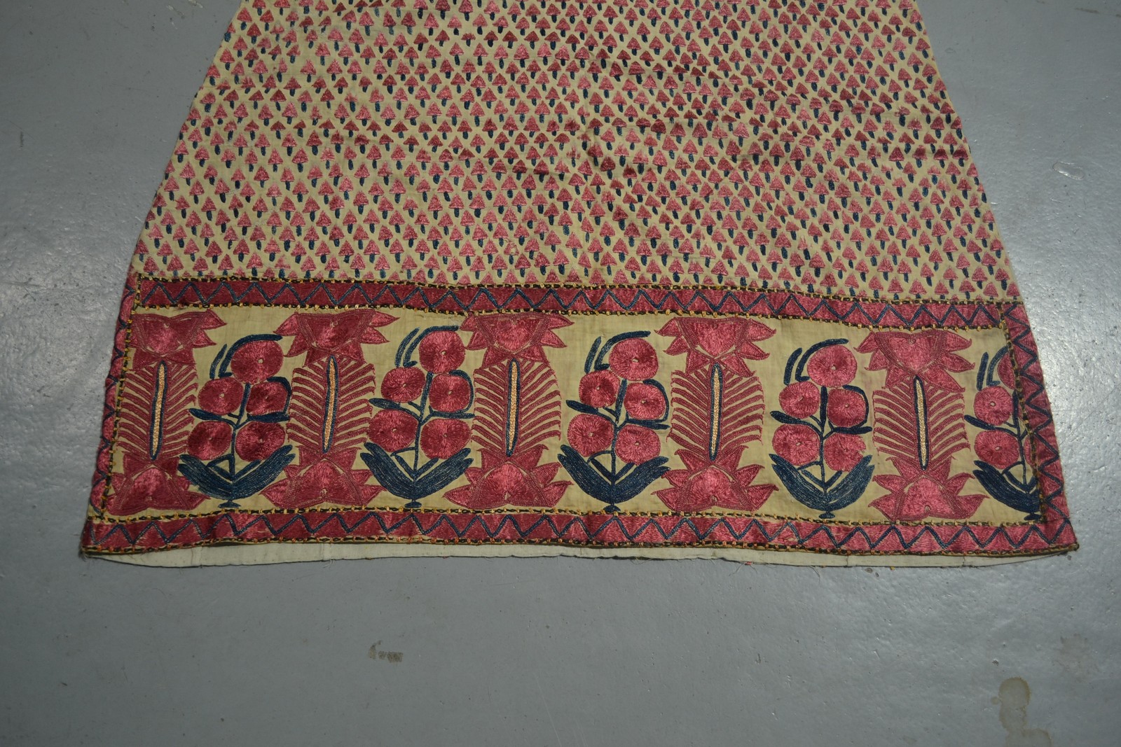 Attractive Sindhi woman's short sleeve top, Sindh, north west India, early 20th century, silk ground - Image 2 of 3