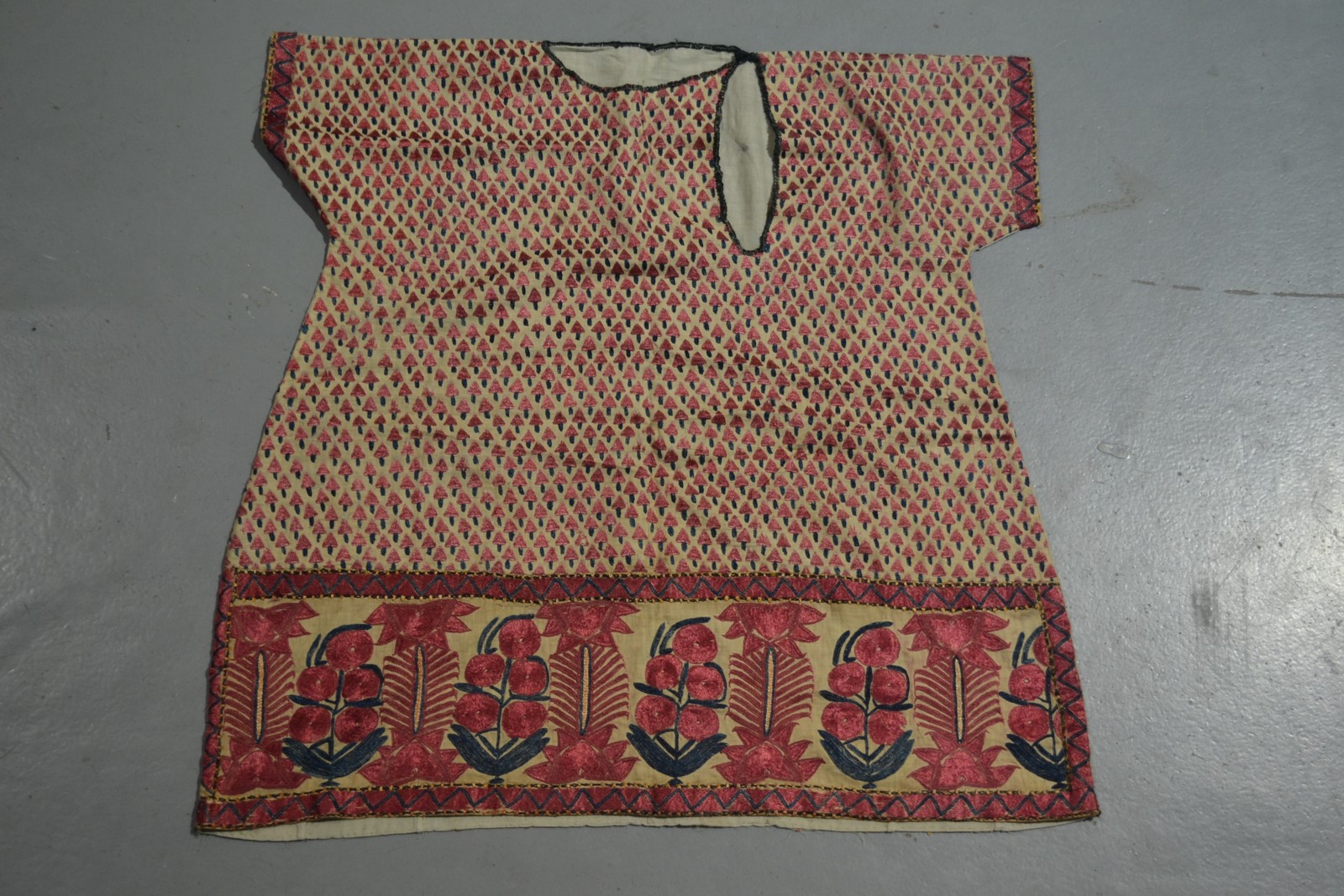 Attractive Sindhi woman's short sleeve top, Sindh, north west India, early 20th century, silk ground