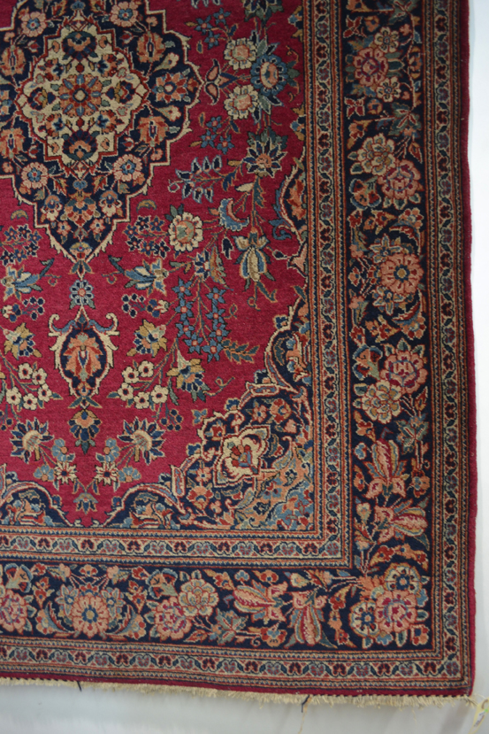 Attractive Kashan rug, west Persia, circa 1920s-30s, 4ft. 5in. x 3ft. 5in. 1.35m. x 1.04m. Good - Image 2 of 3