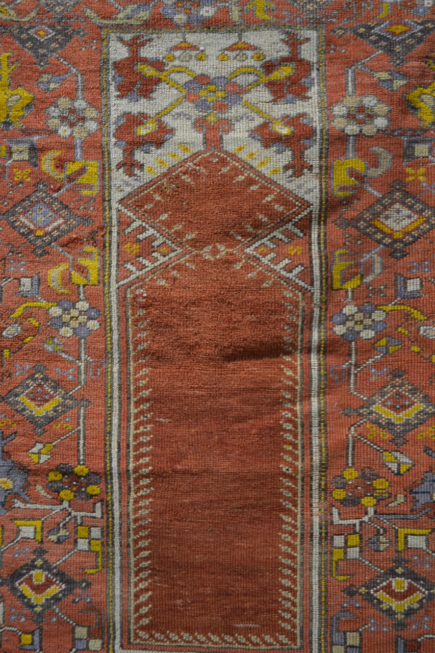 Melas prayer rug, west Anatolia, late 19th/early 20th century, 4ft. 9in. x 3ft. 1in. 1.45m. x 0.94m. - Image 4 of 4