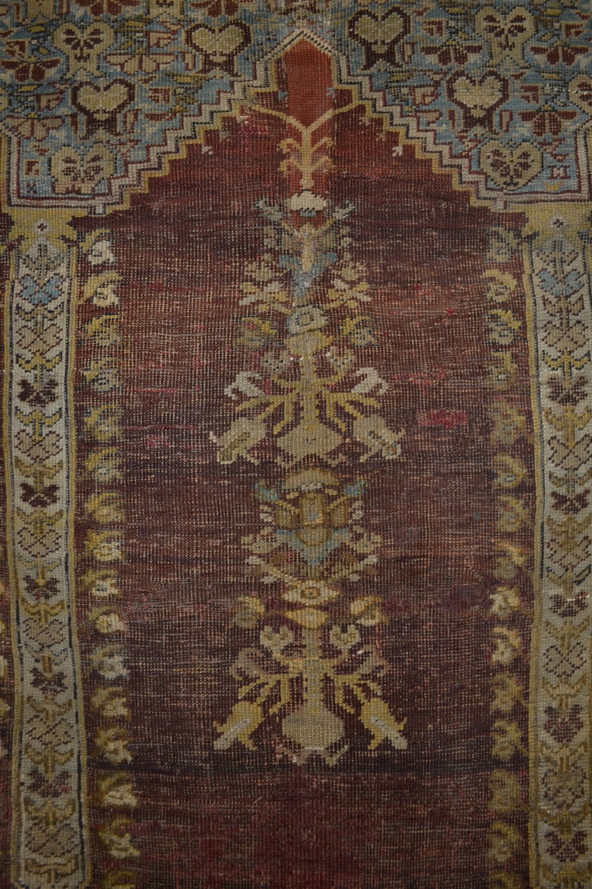 Ghiordes prayer rug, west Anatolia, 18th century, 5ft. 10in. x 4ft. 2in. 1.78m. x 1.27m. Overall - Image 5 of 8