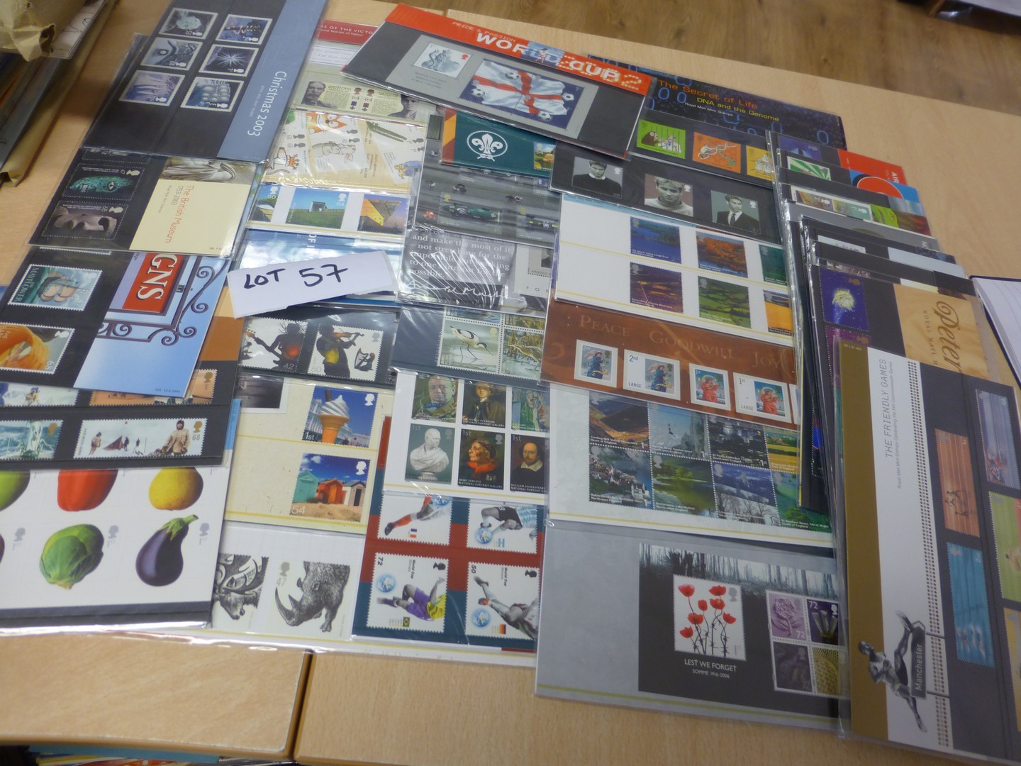 GB mint Presentation Packs modern 2001-2006 mixture x 40, all vgc approx face value £140.