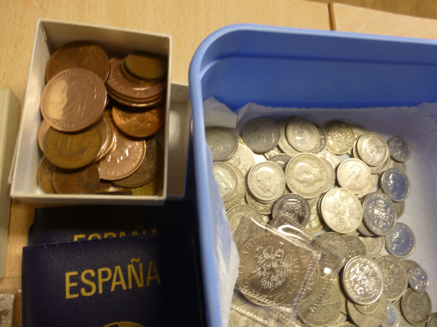 Tub of coins QV onwards includes some ‘clean’ bronze, silver KGV/KGVI some looks uncirculated, 700g, - Image 2 of 2