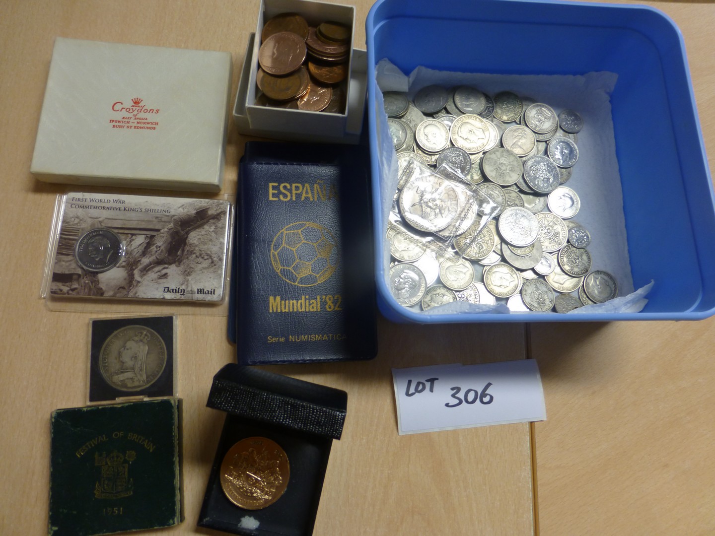 Tub of coins QV onwards includes some ‘clean’ bronze, silver KGV/KGVI some looks uncirculated, 700g,