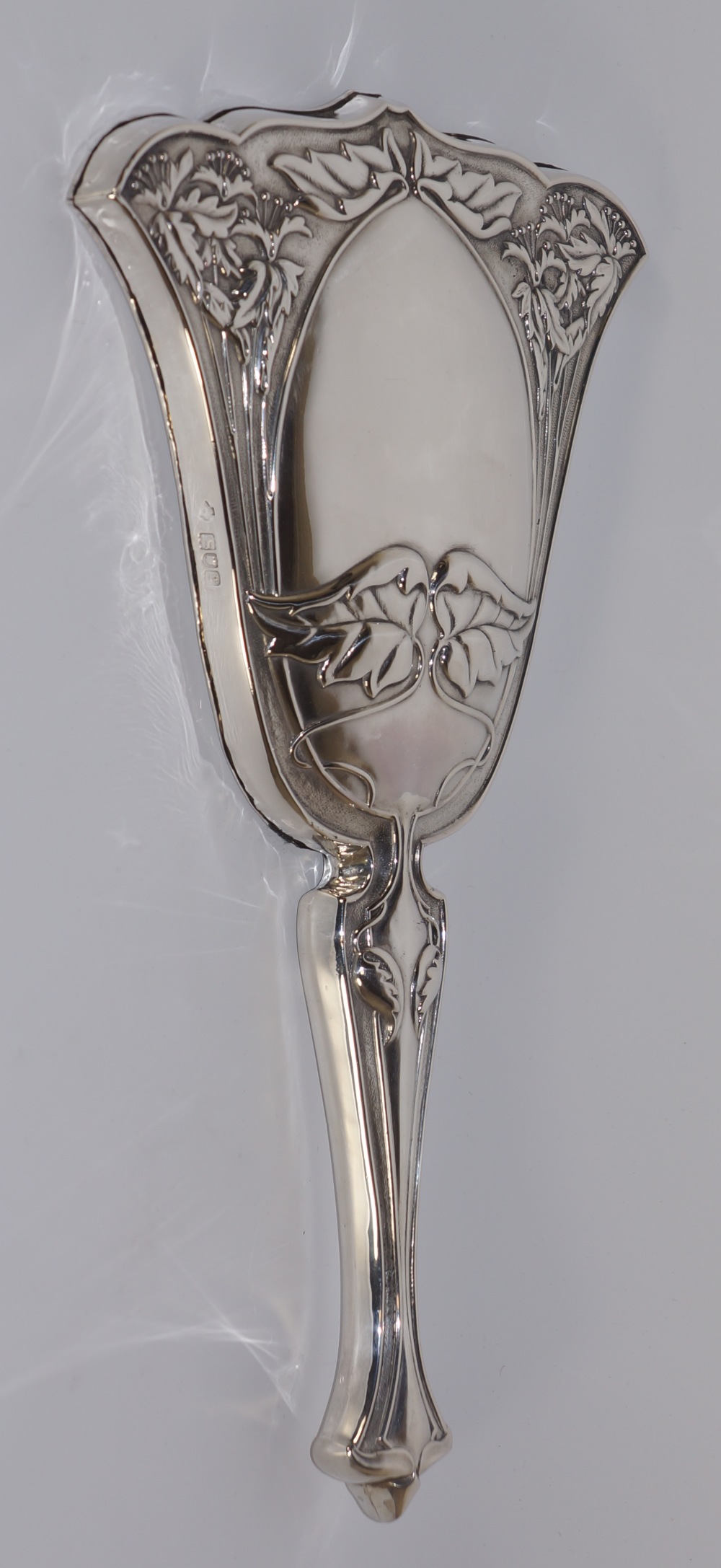 An Edward VII silver hand mirror in Art Nouveau style embossed with flower heads and trailing - Image 5 of 5