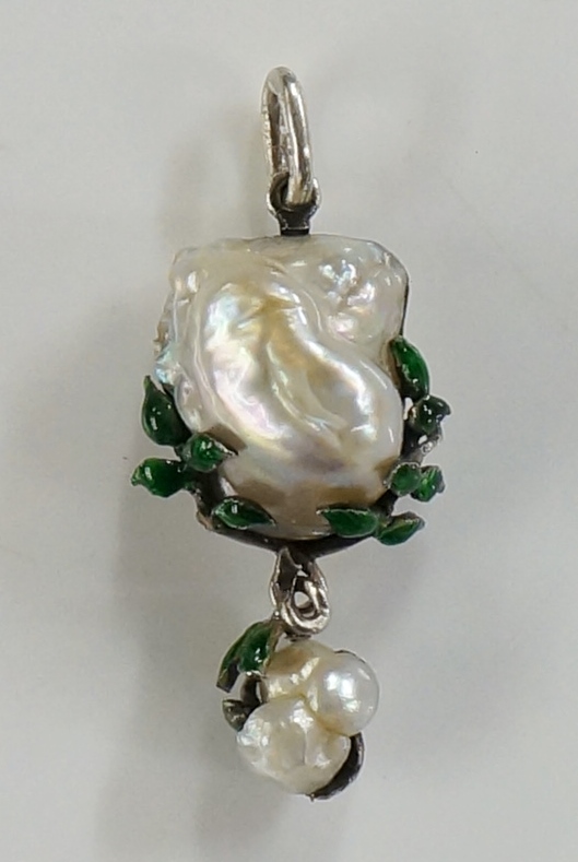 A natural salt water blister pearl pendant set within a green leaf enamel frame with smaller drop - Image 2 of 2