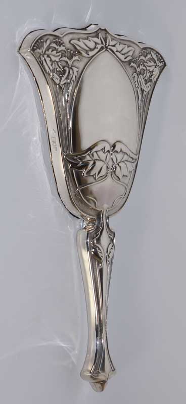 An Edward VII silver hand mirror in Art Nouveau style embossed with flower heads and trailing - Image 3 of 5