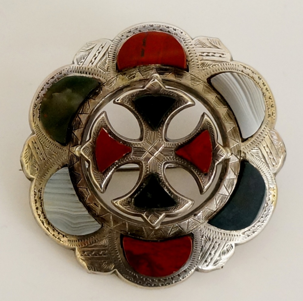 A Sterling silver Scottish hardstone brooch of shaped circular design set agate,