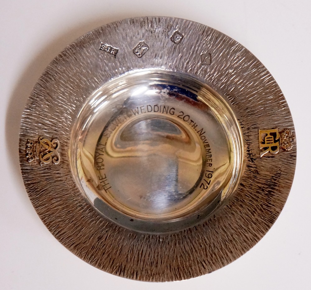 An Elizabeth II "Royal Silver Wedding 20th November 1972" commemorative armada style dish with