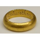 A Georgian gold wedding band of plain form, the interior engraved: "God's decree will pleaseth me",