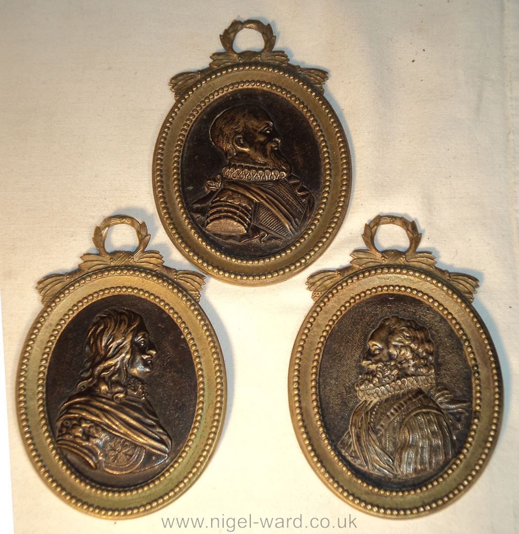 An interesting group of three cast Bronze plaquettes depicting characters from French history - - Image 2 of 2