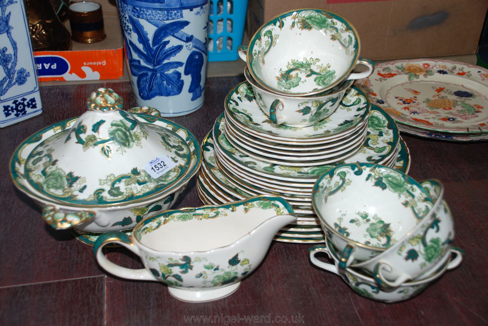 A Masons 'Chartreuse' pattern six setting Dinner service including dinner, side and fruit plates,