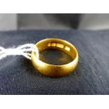 22 ct gold wedding band. Size P. 6.2g.