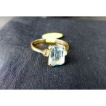 18 ct gold blue topaz ring with a diamond set to each shoulder. Size P.