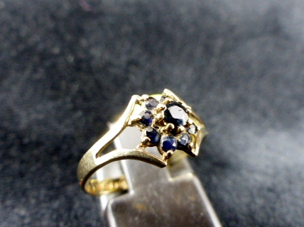 9 ct gold sapphire cluster ring. Size M.