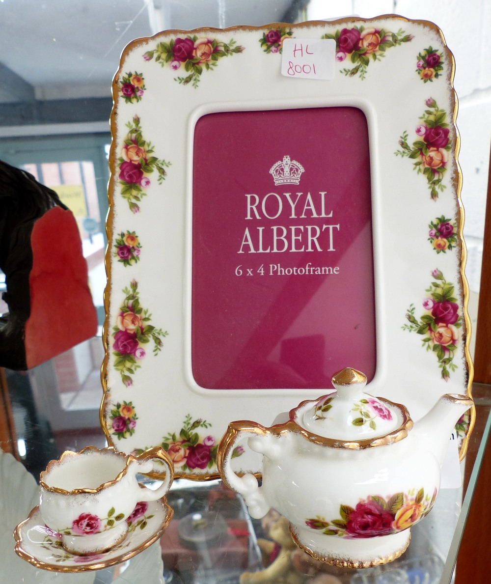 Royal Albert Old Country Roses 6 x 4 cm photo frame with miniature Old Country Roses teapot, cup and