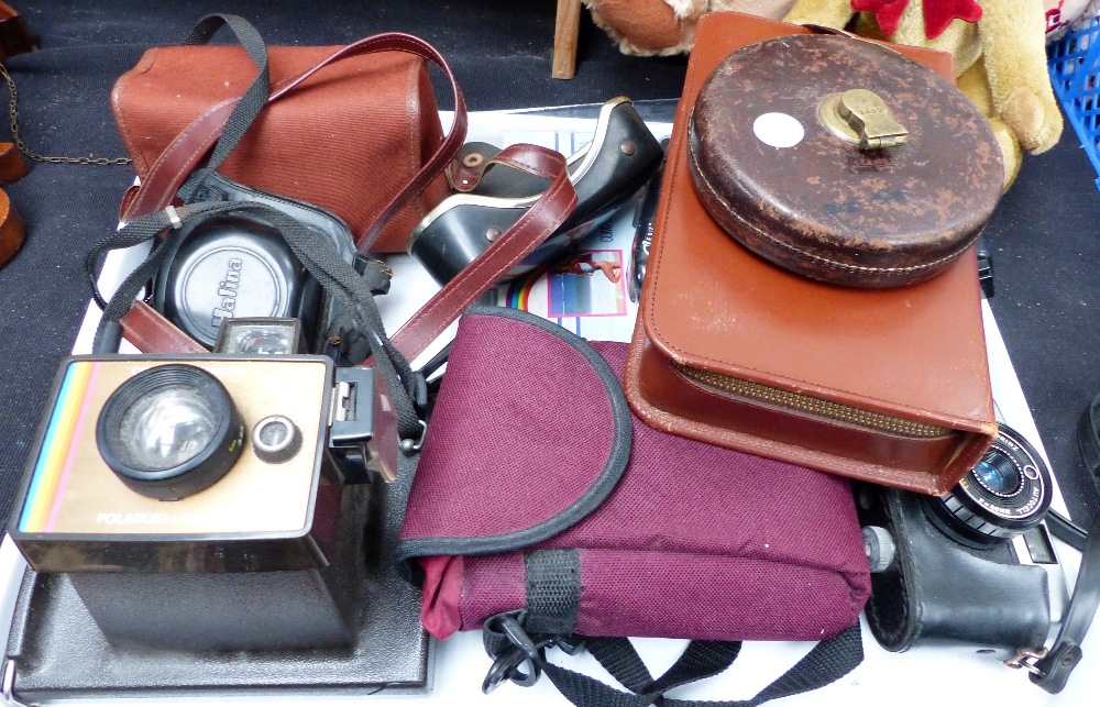 Tray of mixed vintage cameras including Polaroid etc, and a vintage tape measure