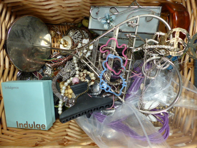 Small quantity of mixed unsorted costume jewellery